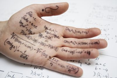 ściągawka - wzory matematyczne napisane długopisem na ręce
